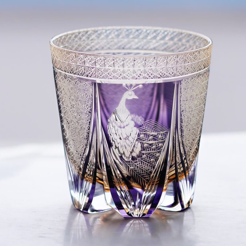 Handgefertigtes Edo-Kiriko-Whiskyglas mit Pfauen-Motiv & Holzkiste Regal Feather Dance: Edo Kiriko Peacock Motif Whisky Glass & Wooden Box - 5
