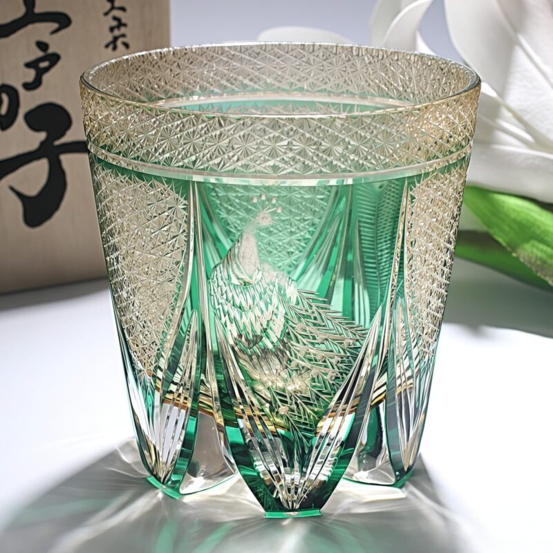 Handgefertigtes Edo-Kiriko-Whiskyglas mit Pfauen-Motiv & Holzkiste Regal Feather Dance: Edo Kiriko Peacock Motif Whisky Glass & Wooden Box - 7
