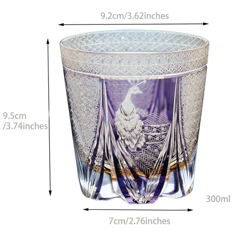 Handgefertigtes Edo-Kiriko-Whiskyglas mit Pfauen-Motiv & Holzkiste Regal Feather Dance: Edo Kiriko Peacock Motif Whisky Glass & Wooden Box - 6