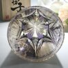 Handgefertigtes Edo-Kiriko-Whiskyglas mit Pfauen-Motiv & Holzkiste Regal Feather Dance: Edo Kiriko Peacock Motif Whisky Glass & Wooden Box - 1