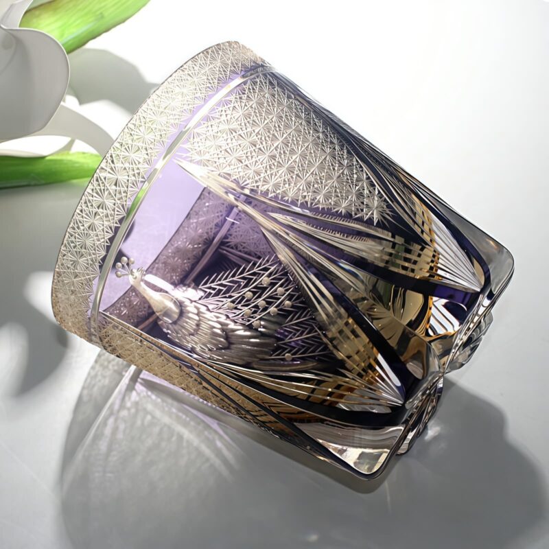 Handgefertigtes Edo-Kiriko-Whiskyglas mit Pfauen-Motiv & Holzkiste Regal Feather Dance: Edo Kiriko Peacock Motif Whisky Glass & Wooden Box - 2