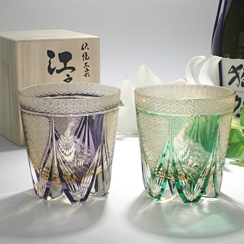 Handgefertigtes Edo-Kiriko-Whiskyglas mit Pfauen-Motiv & Holzkiste Regal Feather Dance: Edo Kiriko Peacock Motif Whisky Glass & Wooden Box - 3
