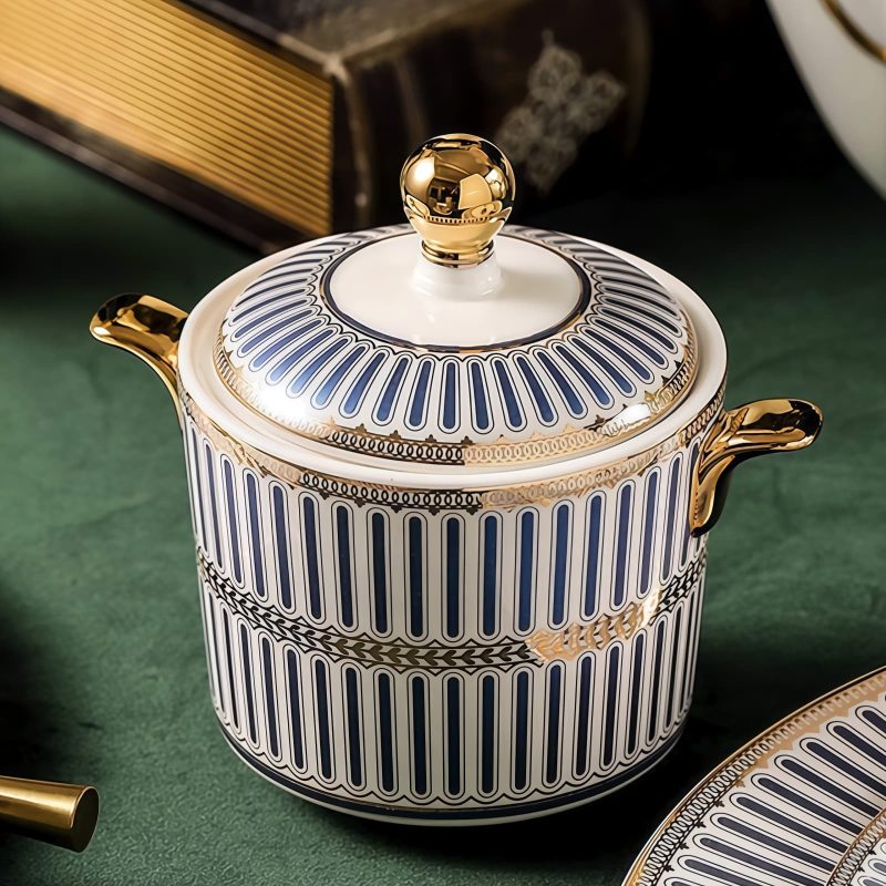 Englisches Porzellan-Teeservice mit blau-weißen Streifen und Goldakzenten Blue & White Striped English Porcelain Tea Set with Gold Accents - 5