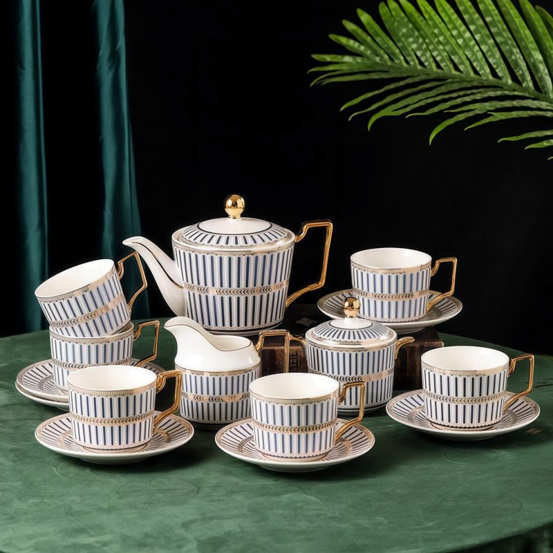 Englisches Porzellan-Teeservice mit blau-weißen Streifen und Goldakzenten Blue & White Striped English Porcelain Tea Set with Gold Accents - 8