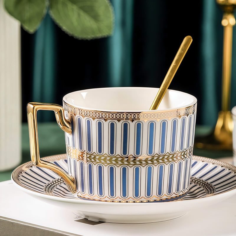 Englisches Porzellan-Teeservice mit blau-weißen Streifen und Goldakzenten Blue & White Striped English Porcelain Tea Set with Gold Accents - 3