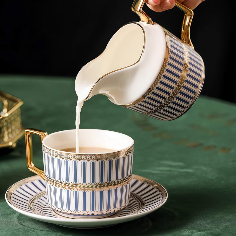 Englisches Porzellan-Teeservice mit blau-weißen Streifen und Goldakzenten Blue & White Striped English Porcelain Tea Set with Gold Accents - 6