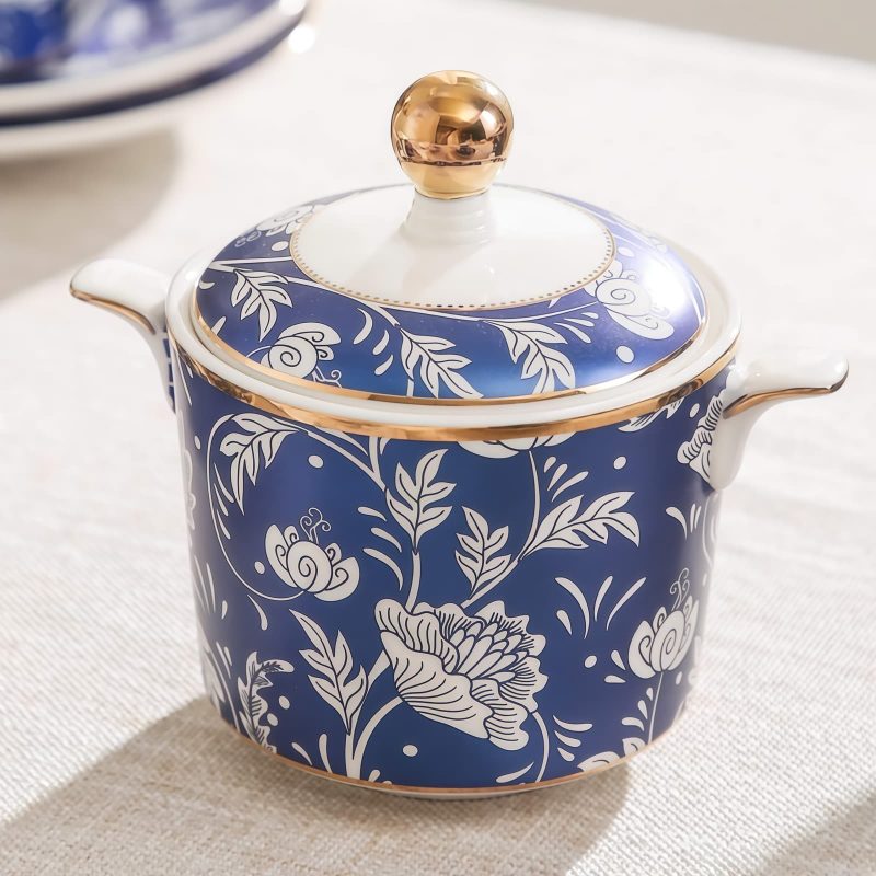 Englisches Porzellan-Teeservice mit floralem Dekor und Goldrand Blooming Floral English Porcelain Tea Set with Gold Rims - 5