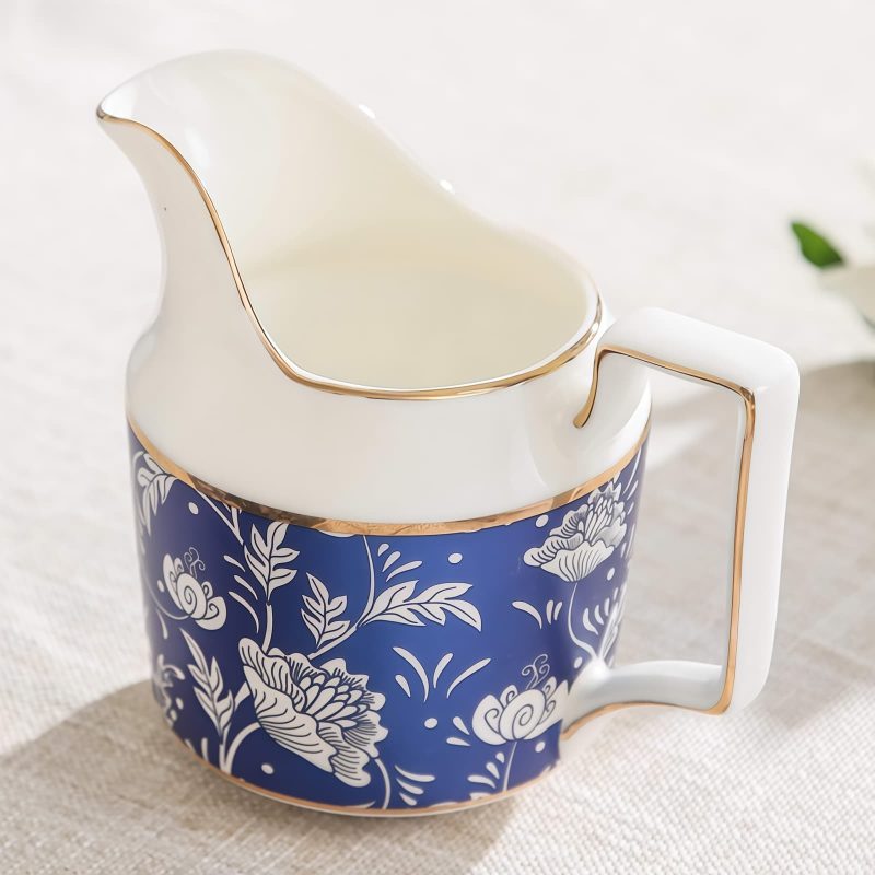 Englisches Porzellan-Teeservice mit floralem Dekor und Goldrand Blooming Floral English Porcelain Tea Set with Gold Rims - 4