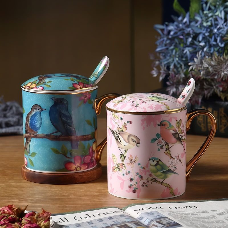 Bone-China-Tasse mit Vogel-Motiv, Deckel & Löffel Bird Bone China Mug with Lid & Spoon - Elegant Ceramic Tea Mug - 1