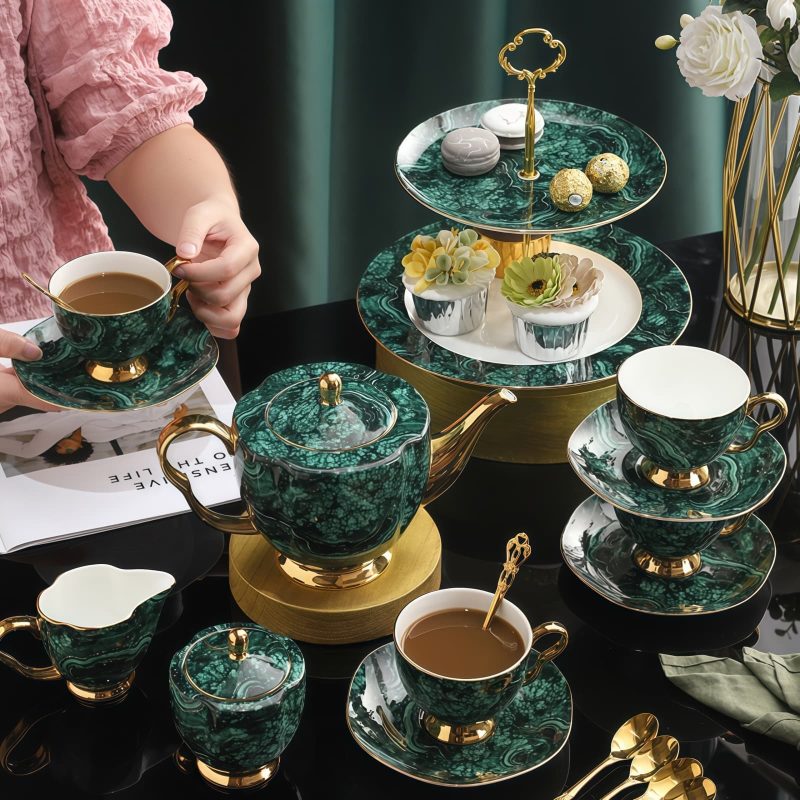 Grüne Porzellan-Etagere mit goldenem Gestänge Green Porcelain Tiered Cake Stand with Gold Rods | Elegant Dessert Display - 3