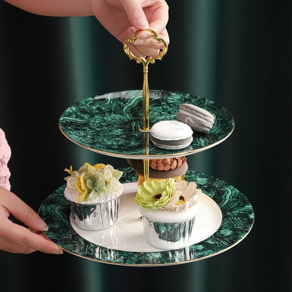 Grüne Porzellan-Etagere mit goldenem Gestänge Grüne Porzellan-Etagere mit goldenem Gestänge