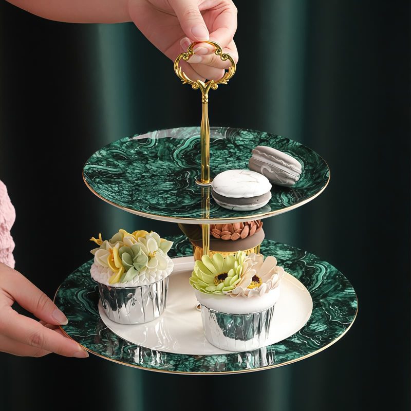 Grüne Porzellan-Etagere mit goldenem Gestänge Green Porcelain Tiered Cake Stand with Gold Rods | Elegant Dessert Display - 1