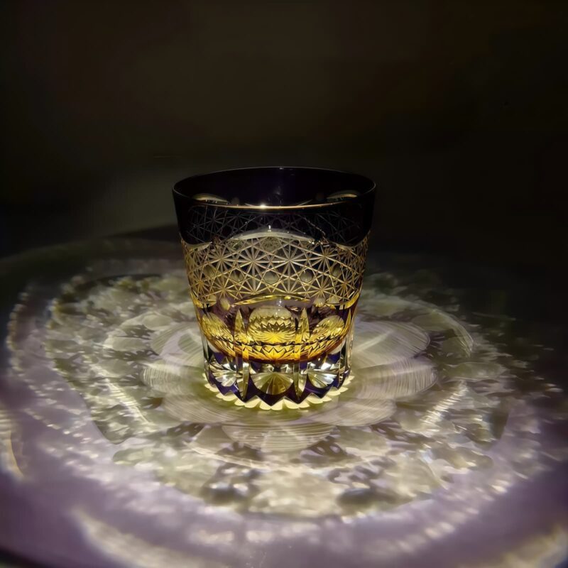 Handgeschliffenes Edo-Kiriko-Whiskyglas „Prisma“ mit Holzbox Edo Kiriko Prism Whisky Glass with Wooden Box - Geometric Brilliance - 3