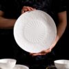 Geschirrset aus feinstem Bone China mit weißem Reliefdekor INGRI White Embossed Bone China Dinnerware Set | Handcrafted Luxury - 1