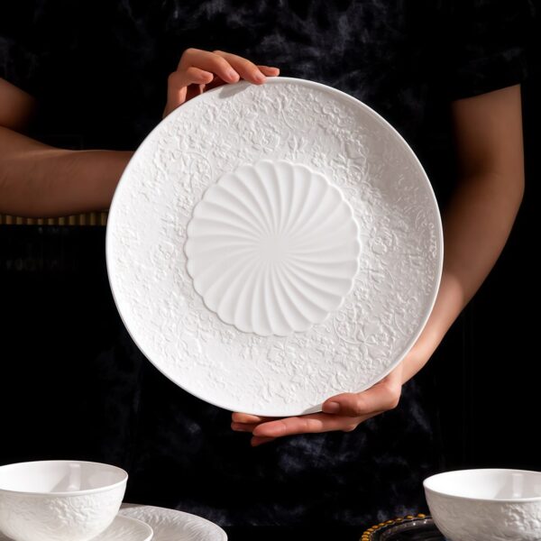 Geschirrset aus feinstem Bone China mit weißem Reliefdekor Geschirrset aus feinstem Bone China mit weißem Reliefdekor