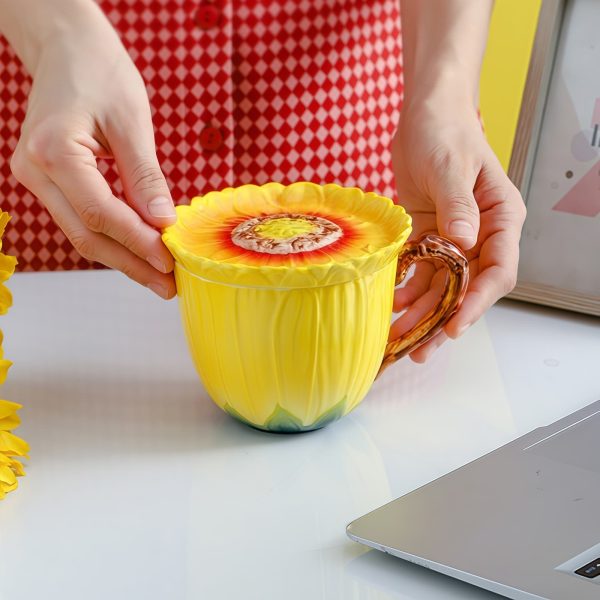 Handbemalte Sonnenblumen-Keramiktasse mit Blatthenkel und Deckel Handbemalte Sonnenblumen-Keramiktasse mit Blatthenkel und Deckel