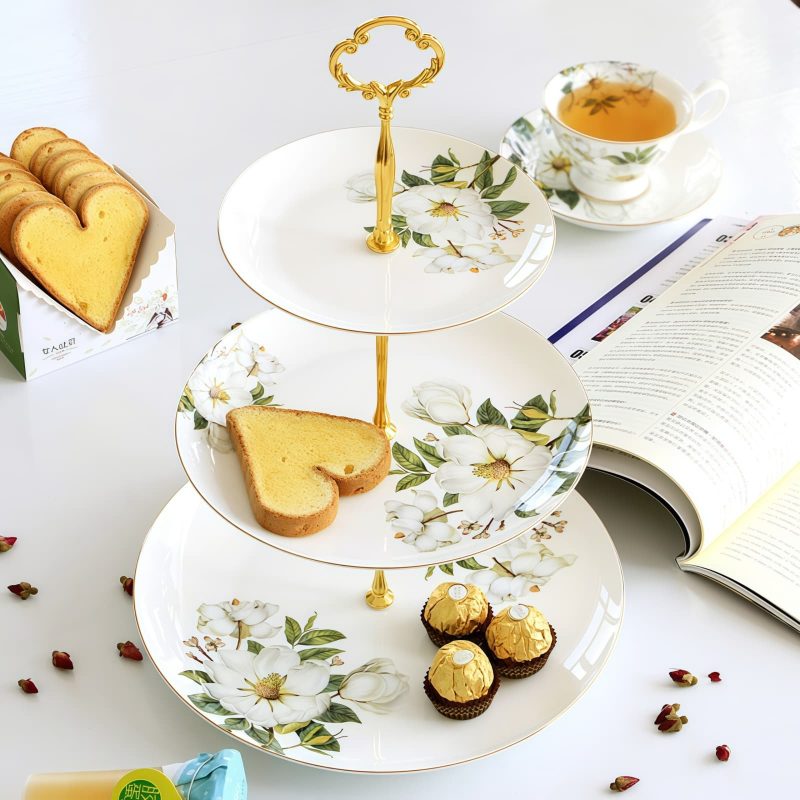 3-stufige Etagere aus Bone China mit handbemaltem Kamelien-Dekor Hand-Painted Camellia Bone China 3-Tier Cake Stand - 5