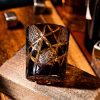 Handgefertigtes Edo-Kiriko Whiskyglas „Amber Black Lightning“ mit Holzbox Edo Kiriko Amber Black Lightning Whisky Glass with Wooden Box - 5
