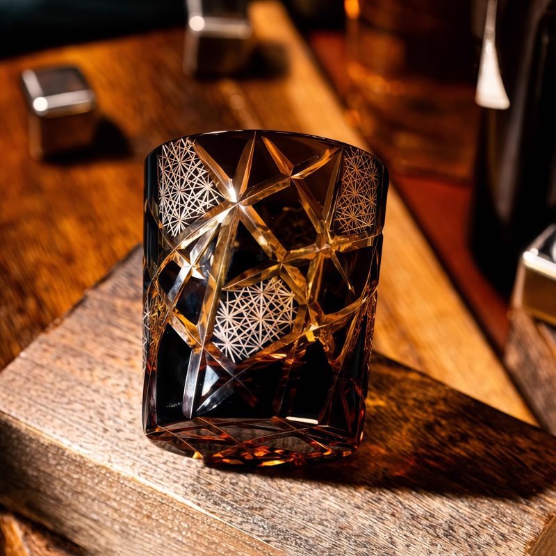 Handgefertigtes Edo-Kiriko Whiskyglas „Amber Black Lightning“ mit Holzbox Edo Kiriko Amber Black Lightning Whisky Glass with Wooden Box - 5