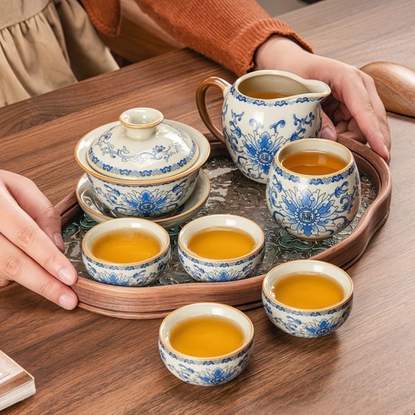 Klassisches Keramik-Teeservice mit blau-weißem Blumenmuster und Glastablett