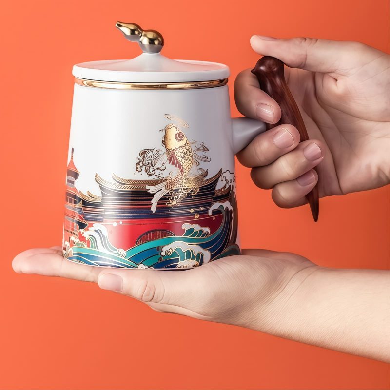 Porzellan-Teebecher „Springender Karpfen“ mit Holzgriff, Teesieb, Deckel und Untersetzer Jumping Carp Porcelain Tea Mug with Infuser & Wood Handle | 13.5oz - 2
