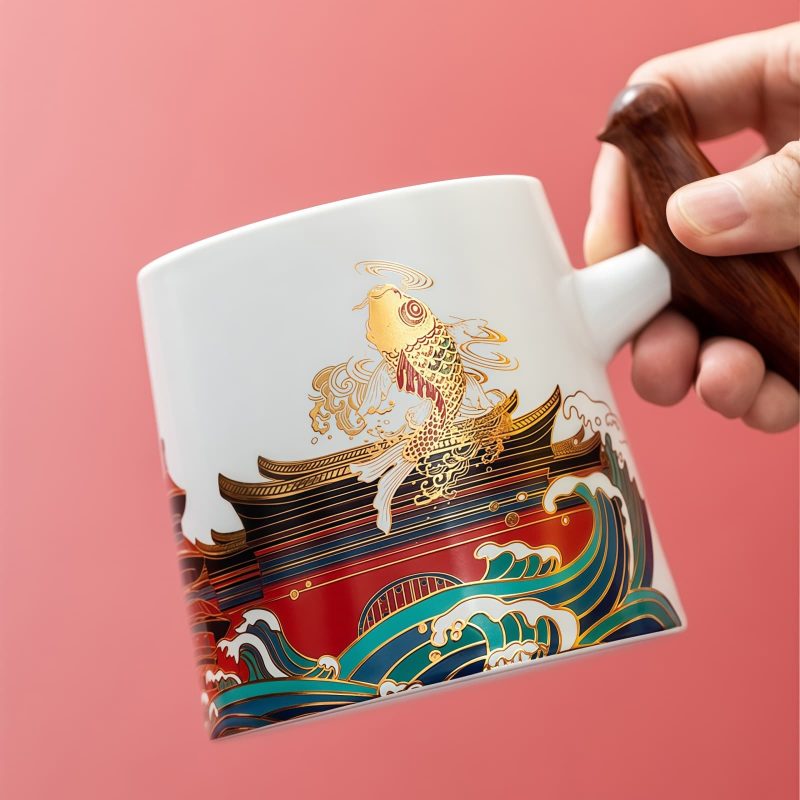 Porzellan-Teebecher „Springender Karpfen“ mit Holzgriff, Teesieb, Deckel und Untersetzer Jumping Carp Porcelain Tea Mug with Infuser & Wood Handle | 13.5oz - 5