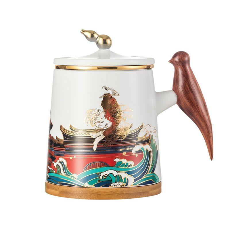 Porzellan-Teebecher „Springender Karpfen“ mit Holzgriff, Teesieb, Deckel und Untersetzer Jumping Carp Porcelain Tea Mug with Infuser & Wood Handle | 13.5oz - 9