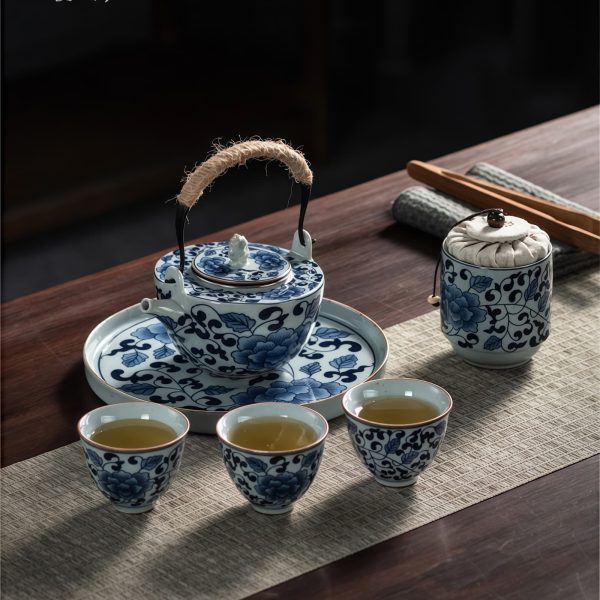 Traditionelles japanisches Keramik-Teeset in Blau-Weiß mit Tablett