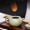 Handgearbeitetes Teeservice aus grünem Yixing-Ton mit Lotussamen-Design und Künstlersiegel Green Yixing Clay Tea Set: Handcrafted Lotus Seed Design - 1