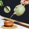 Handgearbeitetes Teeservice aus grünem Yixing-Ton mit Lotussamen-Design und Künstlersiegel Green Yixing Clay Tea Set: Handcrafted Lotus Seed Design - 3