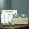 Handgearbeitetes Teeservice aus grünem Yixing-Ton mit Lotussamen-Design und Künstlersiegel Green Yixing Clay Tea Set: Handcrafted Lotus Seed Design - 6