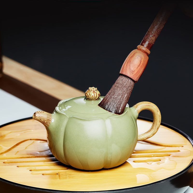 Handgearbeitetes Teeservice aus grünem Yixing-Ton mit Lotussamen-Design und Künstlersiegel Green Yixing Clay Tea Set: Handcrafted Lotus Seed Design - 4