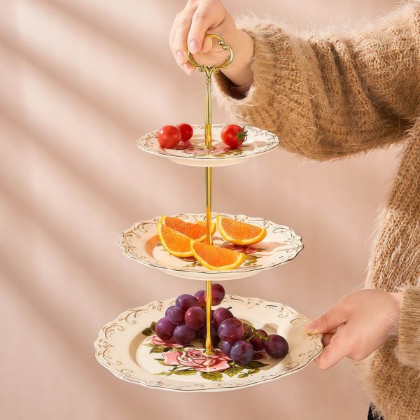 Dreistöckige Porzellan-Etagere „Vintage Rose“ mit goldener Metallstange Dreistöckige Porzellan-Etagere „Vintage Rose“ mit goldener Metallstange