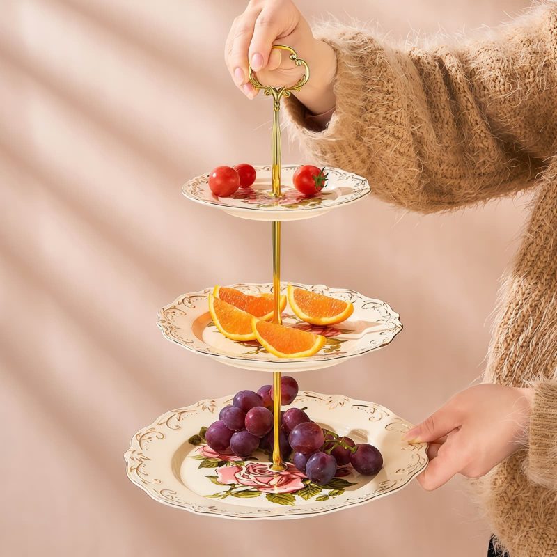 Dreistöckige Porzellan-Etagere „Vintage Rose“ mit goldener Metallstange Vintage Rose 3-Tiered Porcelain Cake Stand with Gold Pole - 1