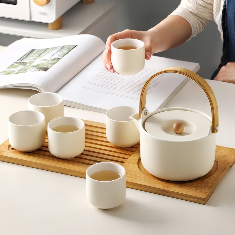 Modernes japanisches Keramik-Teeservice in Creme mit Tragegriff & Tablett Cream Modern Japanese Ceramic Tea Set with Lifting Handle & Tray - 4