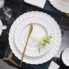 Handgefertigtes Bone-China-Geschirrset in Reinweiß mit Goldrand Pure White Handcrafted Bone China Dinnerware Set with Gold Edge - 4
