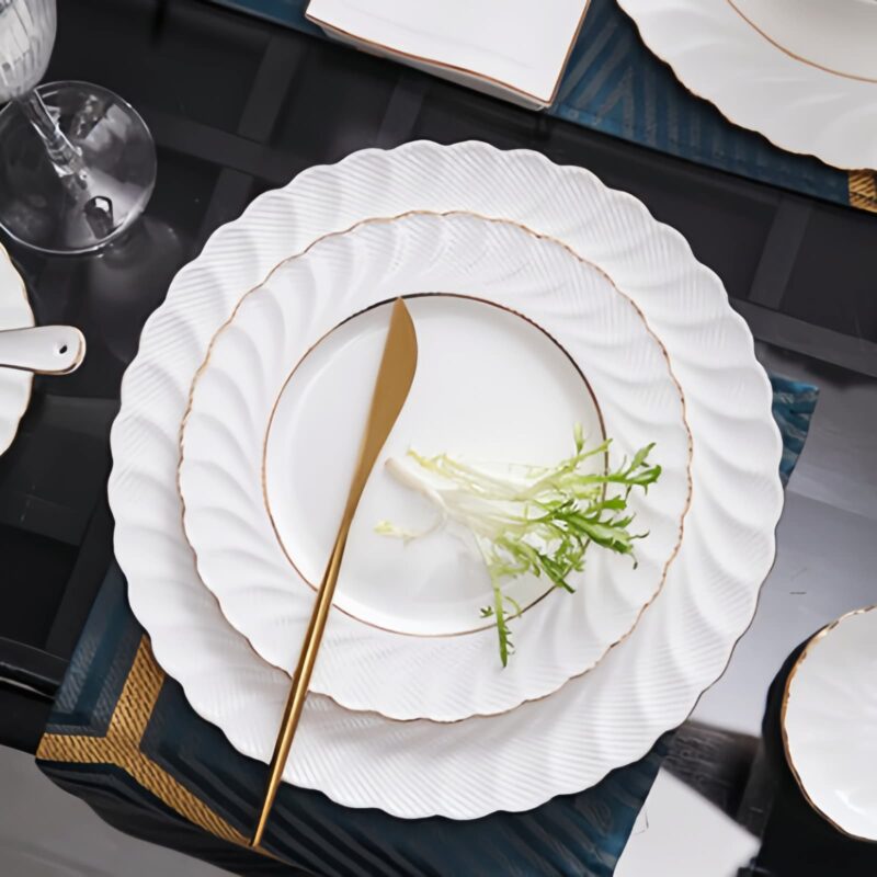 Handgefertigtes Bone-China-Geschirrset in Reinweiß mit Goldrand Pure White Handcrafted Bone China Dinnerware Set with Gold Edge - 4