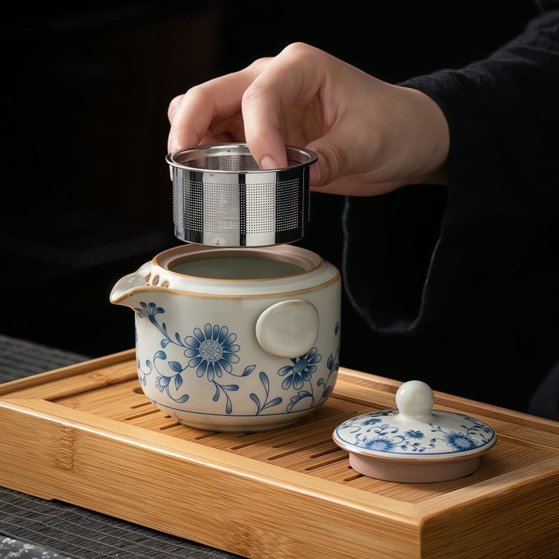 Blau-Weißes Vintage-Keramik Reise-Teeset mit Gaiwan, Sieb & Tasche Blue & White Vintage Ceramic Travel Gaiwan Tea Set w/ Strainer & Bag - 1