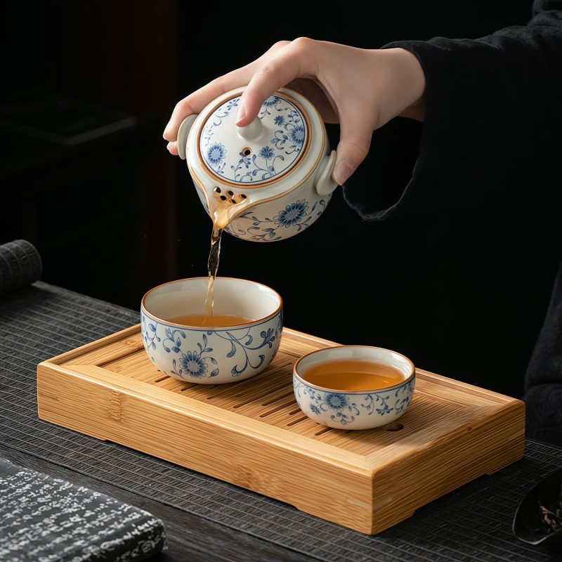 Blau-Weißes Vintage-Keramik Reise-Teeset mit Gaiwan, Sieb & Tasche Blue & White Vintage Ceramic Travel Gaiwan Tea Set w/ Strainer & Bag - 3
