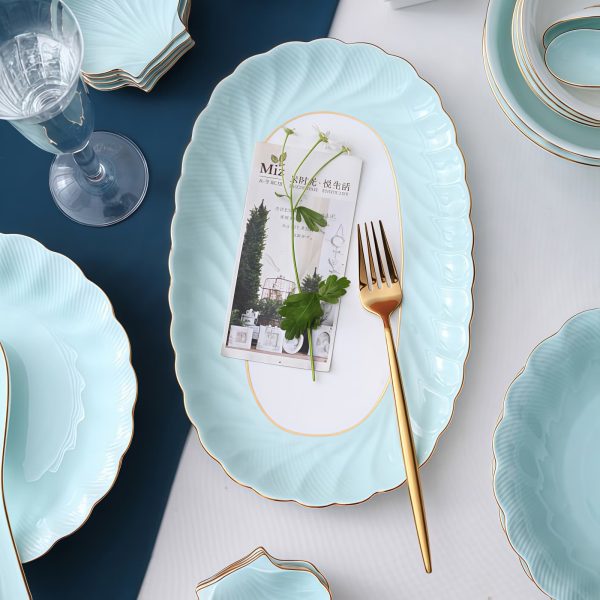 Geschirrset „Ocean Blue“ aus handgefertigtem Bone China mit Goldrand