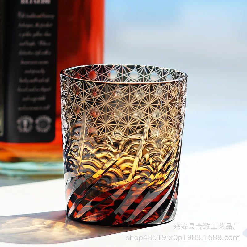 Edo Kiriko handgefertigter Whiskybecher in Blau-Bernstein mit Holzkiste Edo Kiriko Blue Amber Whisky Tumbler - Handcrafted Japanese Glass with Wooden Box - 9