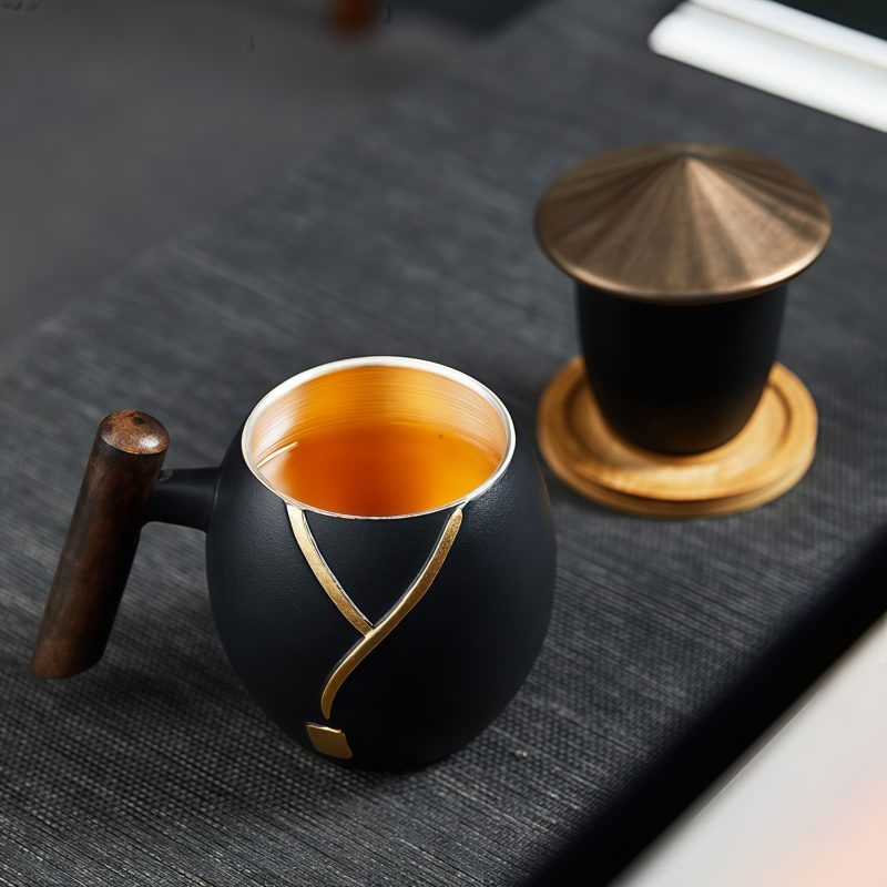 Teebecher aus Porzellan mit Feinsilber-Vergoldung, Holzgriff, Teesieb, Deckel und Untersetzer Gilded Silver Porcelain Tea Mug with Wood Handle & Infuser - 6