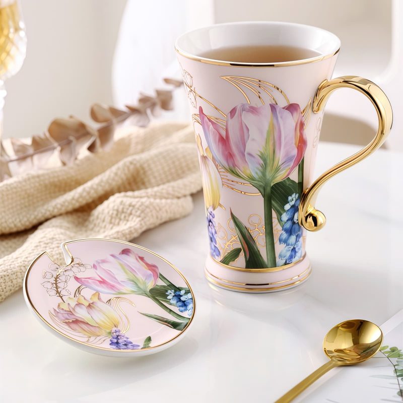 Handbemalte Porzellantasse mit Goldtulpen-Dekor, Deckel und Löffel Hand-Painted Gold Tulip Porcelain Mug with Lid & Spoon - 2