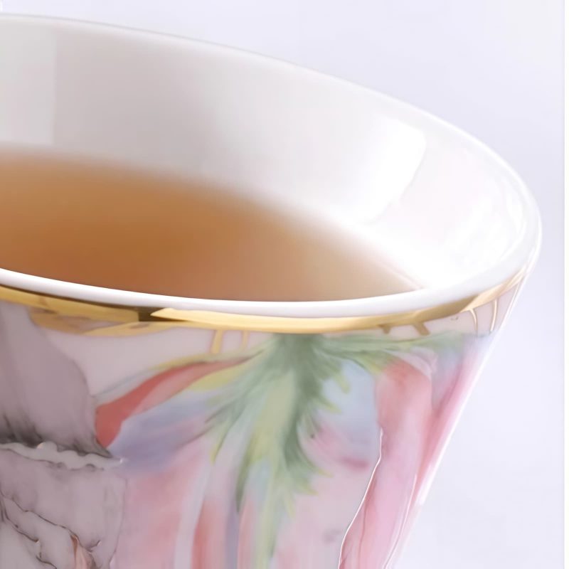 Handbemalte Porzellantasse mit Goldtulpen-Dekor, Deckel und Löffel Hand-Painted Gold Tulip Porcelain Mug with Lid & Spoon - 4