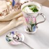 Handbemalte Porzellantasse mit Goldtulpen-Dekor, Deckel und Löffel Hand-Painted Gold Tulip Porcelain Mug with Lid & Spoon - 3
