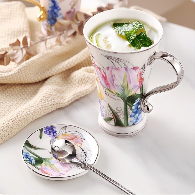 Handbemalte Porzellantasse mit Goldtulpen-Dekor, Deckel und Löffel Hand-Painted Gold Tulip Porcelain Mug with Lid & Spoon - 3