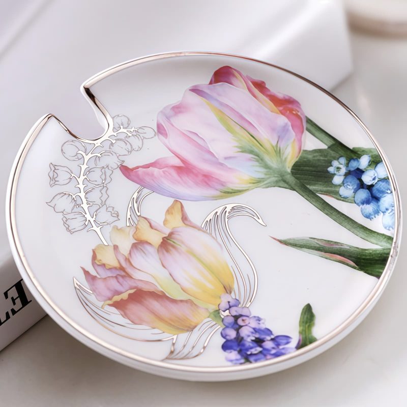 Handbemalte Porzellantasse mit Goldtulpen-Dekor, Deckel und Löffel Hand-Painted Gold Tulip Porcelain Mug with Lid & Spoon - 5