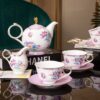Handgefertigtes Bone-China-Teeservice „Secret Garden“ mit Goldrand Secret Garden Handcrafted Bone China Tea Set with Gold Rims - 1