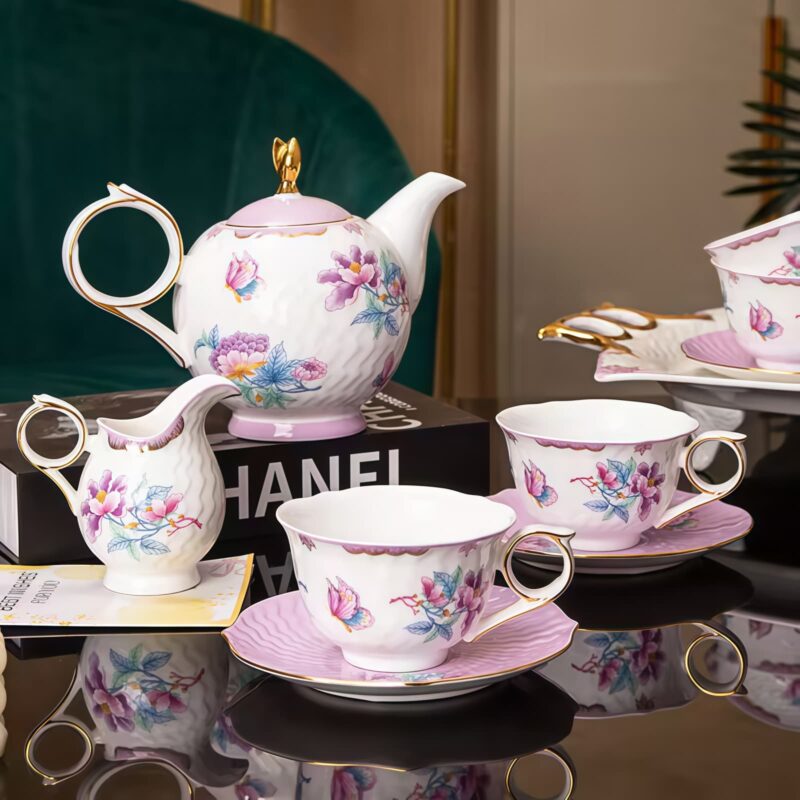 Handgefertigtes Bone-China-Teeservice „Secret Garden“ mit Goldrand Secret Garden Handcrafted Bone China Tea Set with Gold Rims - 1