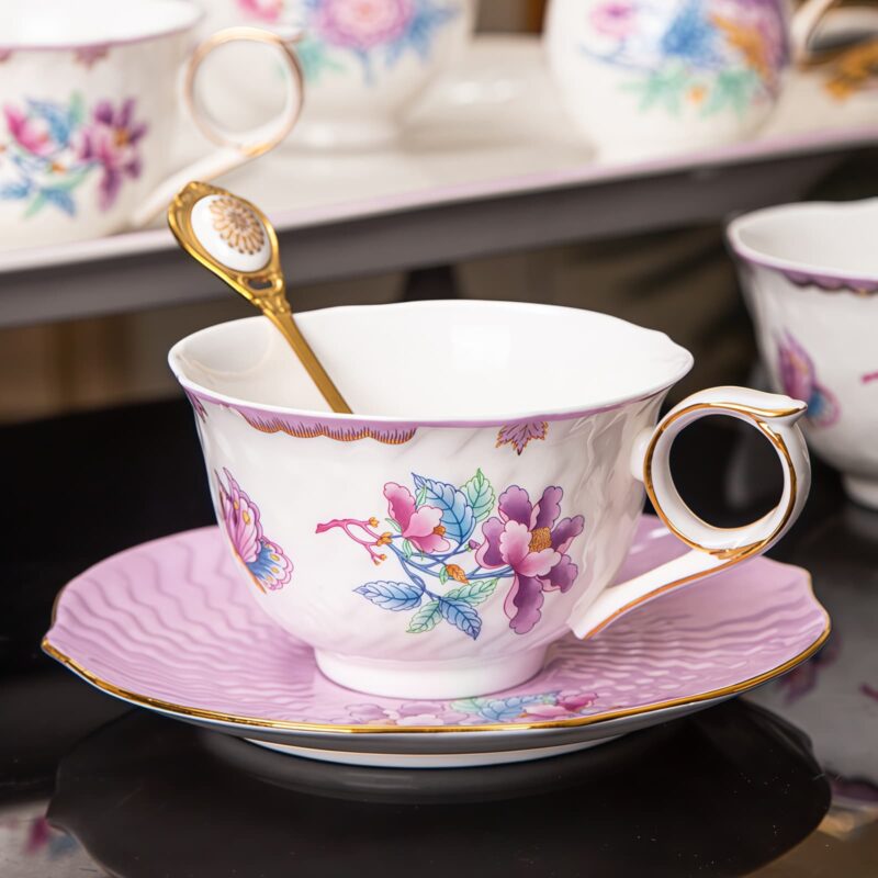 Handgefertigtes Bone-China-Teeservice „Secret Garden“ mit Goldrand Secret Garden Handcrafted Bone China Tea Set with Gold Rims - 7